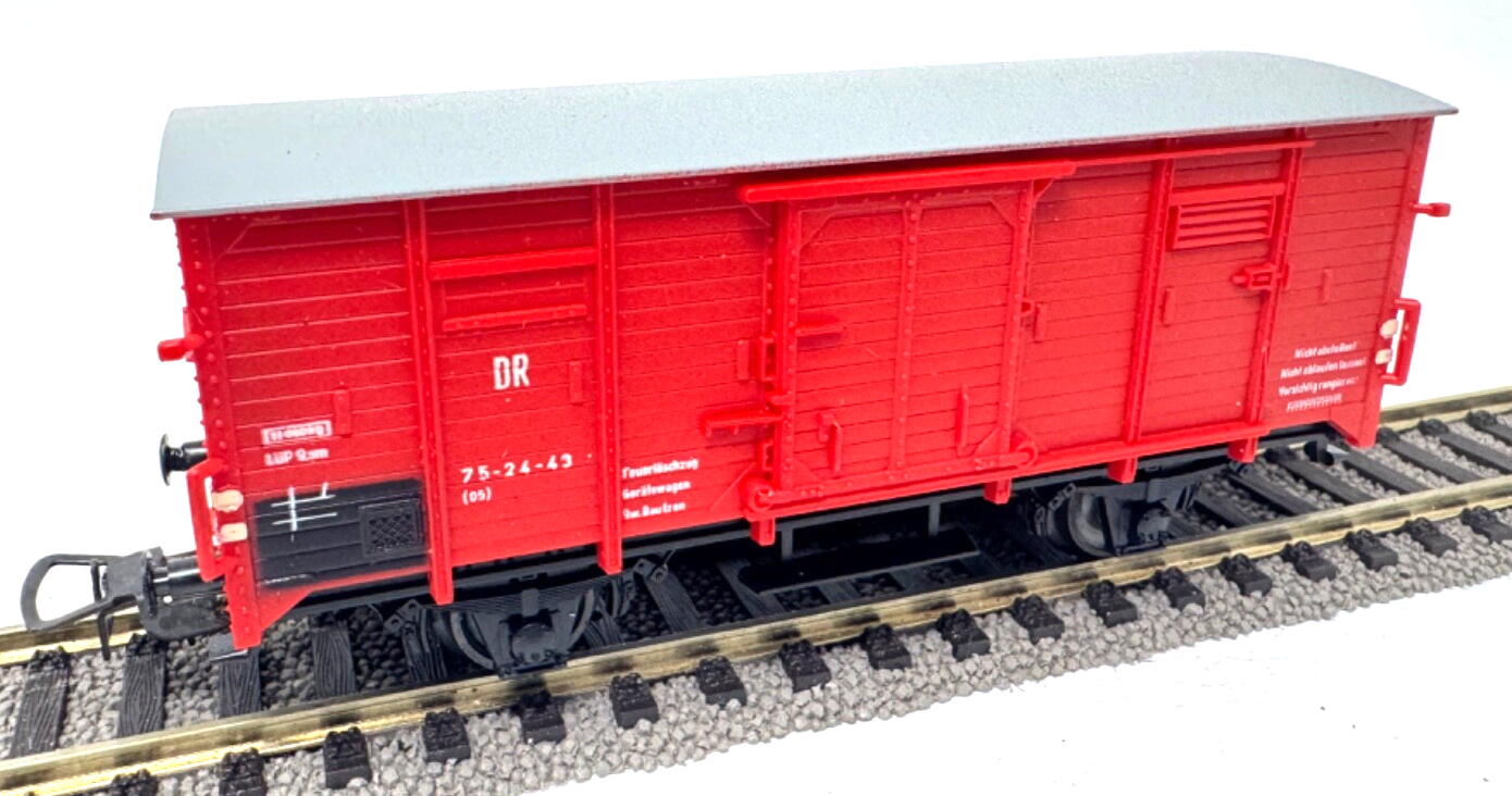 Piko Gedeckter Güterwagen aus Feuerlöschzug Gerätewagen 75-24-43 DR  H0 HO 1:87