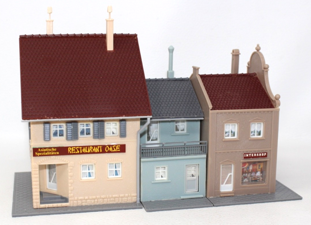 H0 3-teilige Gebäudezeile Stadthäuser fertig gebaut  H0 HO 1:87