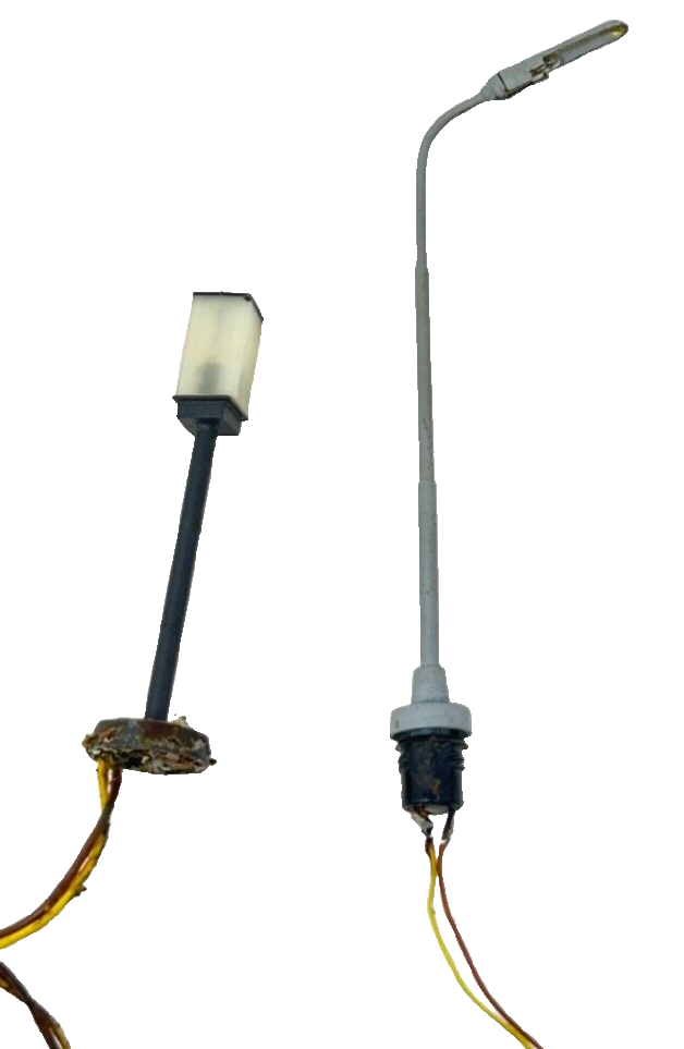 2 Laternen Lampen - ca. 6,3 + 10,3 cm hoch - gebraucht - HO H0 1:87 2 Laternen Lampen - ca. 6,3 + 10,3 cm hoch - gebraucht - HO H0 1:87