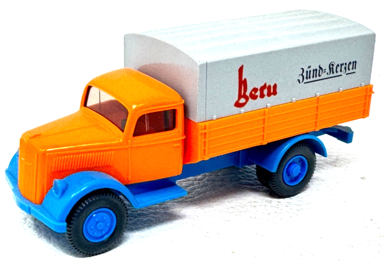Wiking Opel Blitz 3350 Pritschen LKW mit Plane - Beru Zündkerzen - H0 HO 1:87