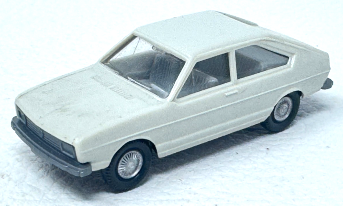 Wiking Volkswagen VW Passat B1 Dasher - weiß/grau - HO H0 1:87