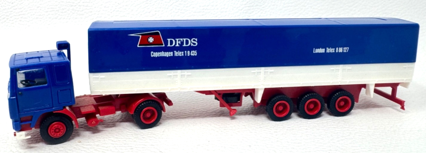 herpa Volvo F10 Pritschen-Sattelzug DFDS Copenhagen blau weiß rot - HO H0 1:87 herpa Volvo F10 Pritschen-Sattelzug DFDS Copenhagen blau weiß rot - HO H0 1:87