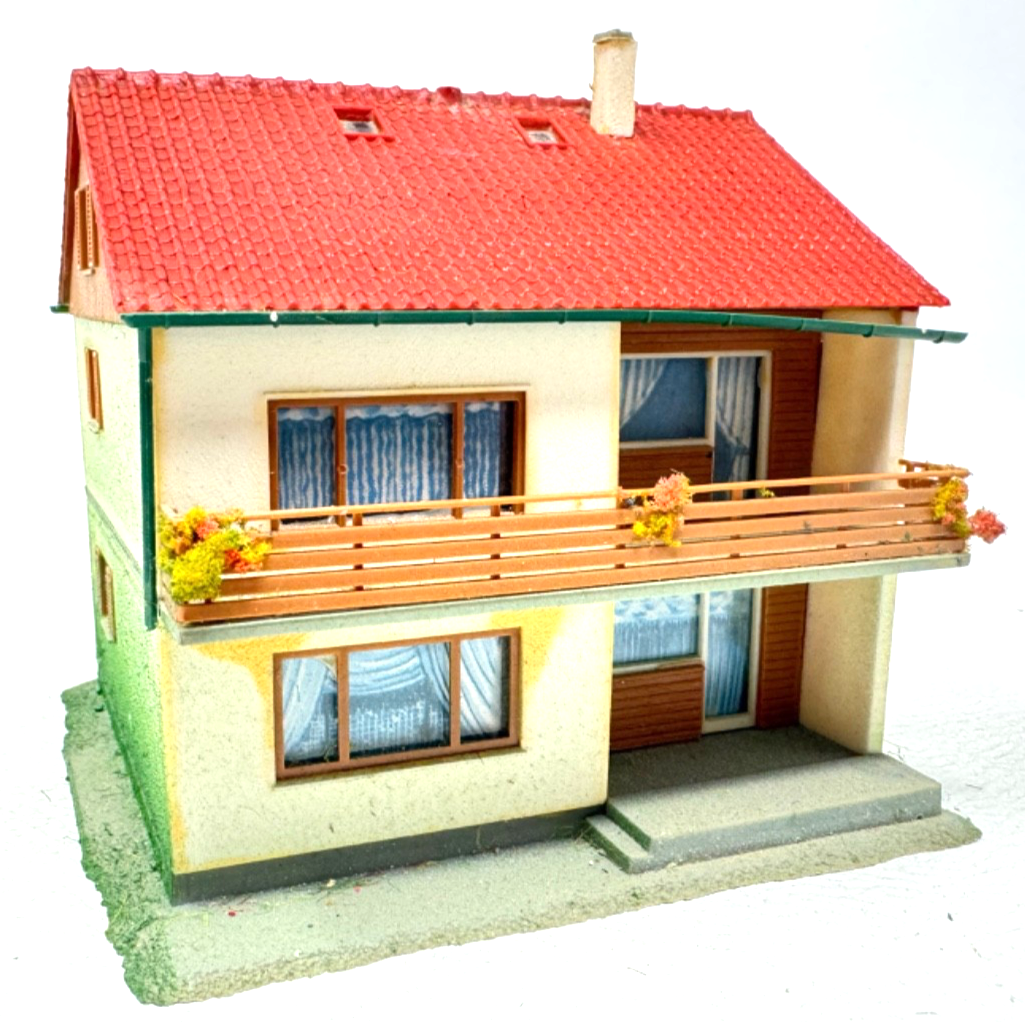 Kibri H0 B-8070 Zweifamilienhaus gealtert - ca. 10,4 x 9,4 x 10 cm  HO H0 1:87