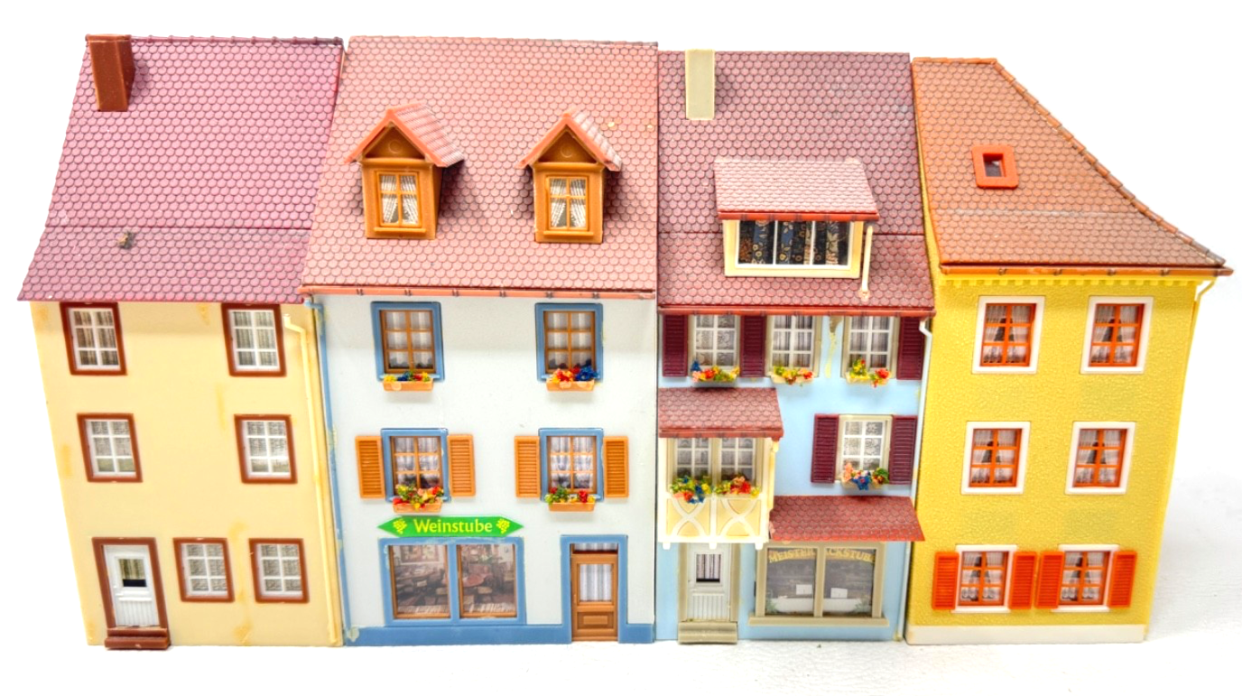 Faller H0 4 Stück Kleinstadthäuser  - fertig gebaut - H0 HO 1:87 Faller H0 4 Stück Kleinstadthäuser  - fertig gebaut - H0 HO 1:87