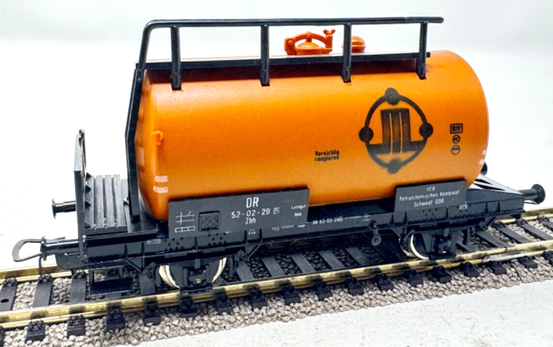 Schicht Kesselwagen Zhh DR - 52-02-29 " Schwedt " mit Bremserstand DB 1:87 HO H0