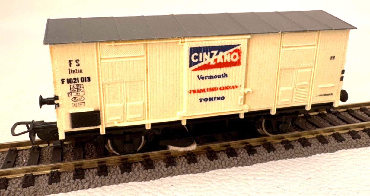 Piko Gedeckter Güterwagen Cinzano FS Italia F 1021 013 mit Reiniger H0 HO 1:87