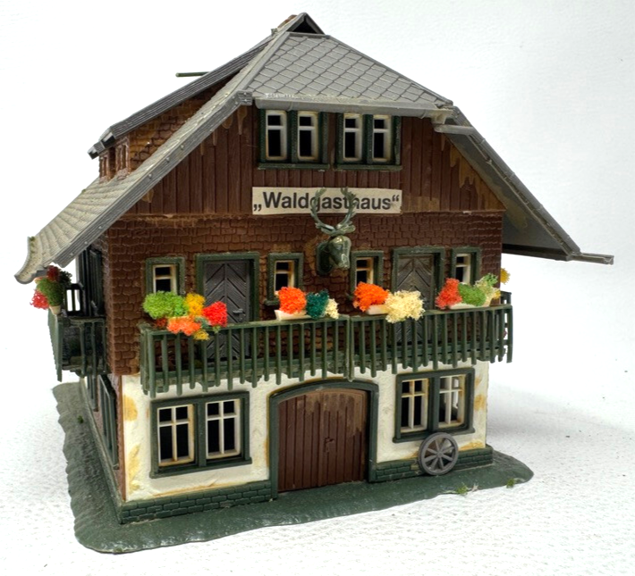 Vollmer 29013 Waldgasthaus mit Scheune - 1:87 HO H0 (ca. 13,5 x 11,7 x 11 cm)