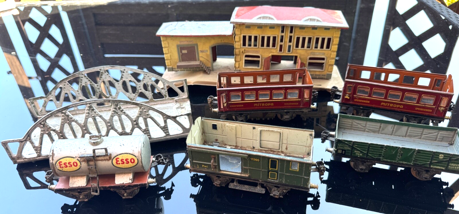 Antik Märklin Spur 0 - Bahnhof / Brücke / 5 Wagen / Schienen + Weichen Konvolut