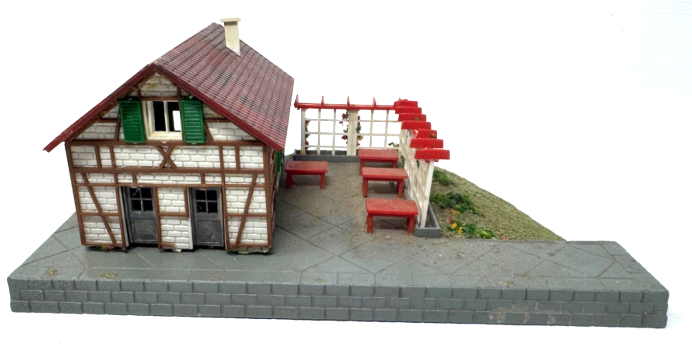 Pola H0 Bahnhofsgebäude Toiletten Fachwerkhaus mit Bahnsteig Eigenbau HO H0 1:87