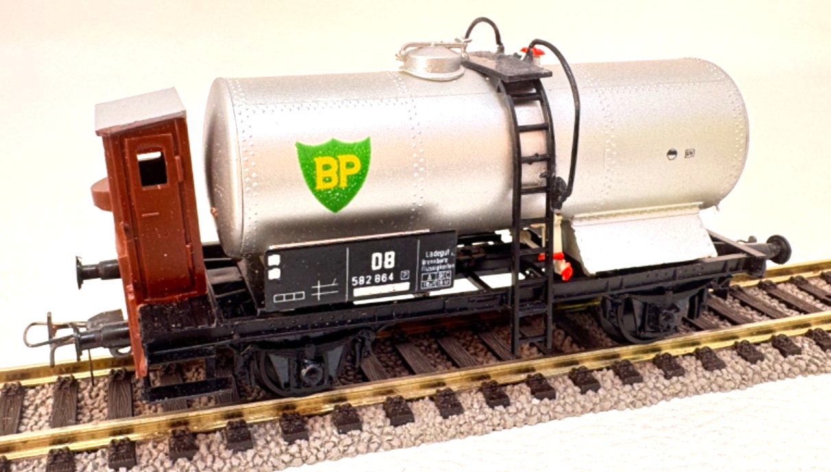 VEB Schicht 426/106 Kesselwagen mit Bremserhaus BP - 582 864 DB - HO H0 1:87 VEB Schicht 426/106 Kesselwagen mit Bremserhaus BP - 582 864 DB - HO H0 1:87