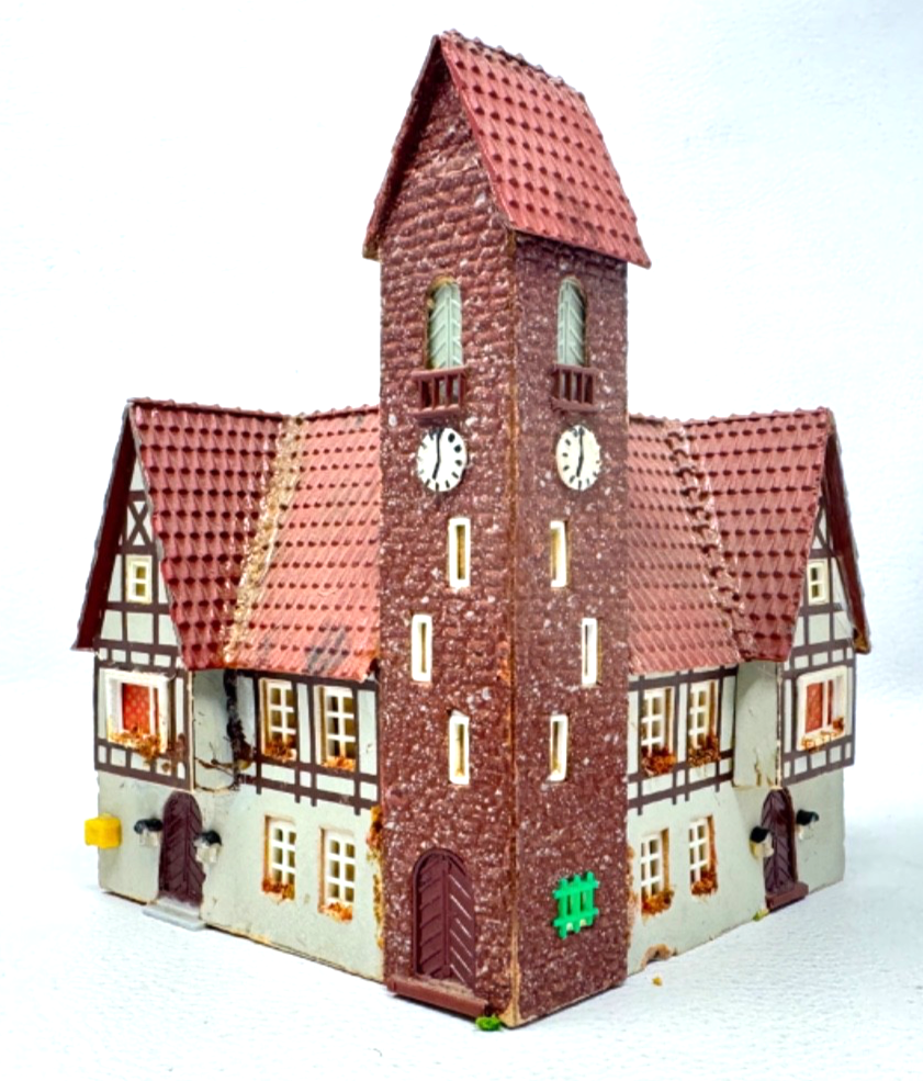 H0 Fachwerkhaus Eckhaus mit Turm Rarität Pappe / Kunststoff H0 HO 1:87