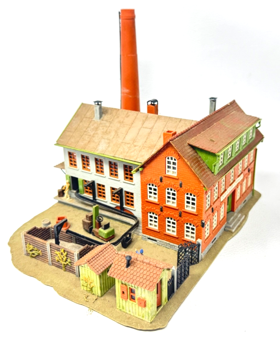 Faller H0 B-265 Altes Fabrikgebäude mit Ladeszenen - fertig gebaut H0 HO 1:87