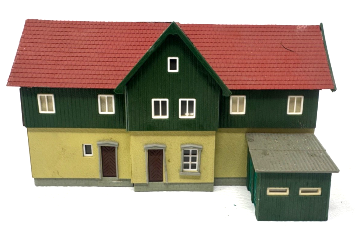 Vero Wohnhaus / ehem. Schule mit Schuppenanbau 15,3 x 11 x 8,4 cm - H0 HO 1:87 Vero Wohnhaus / ehem. Schule mit Schuppenanbau 15,3 x 11 x 8,4 cm - H0 HO 1:87