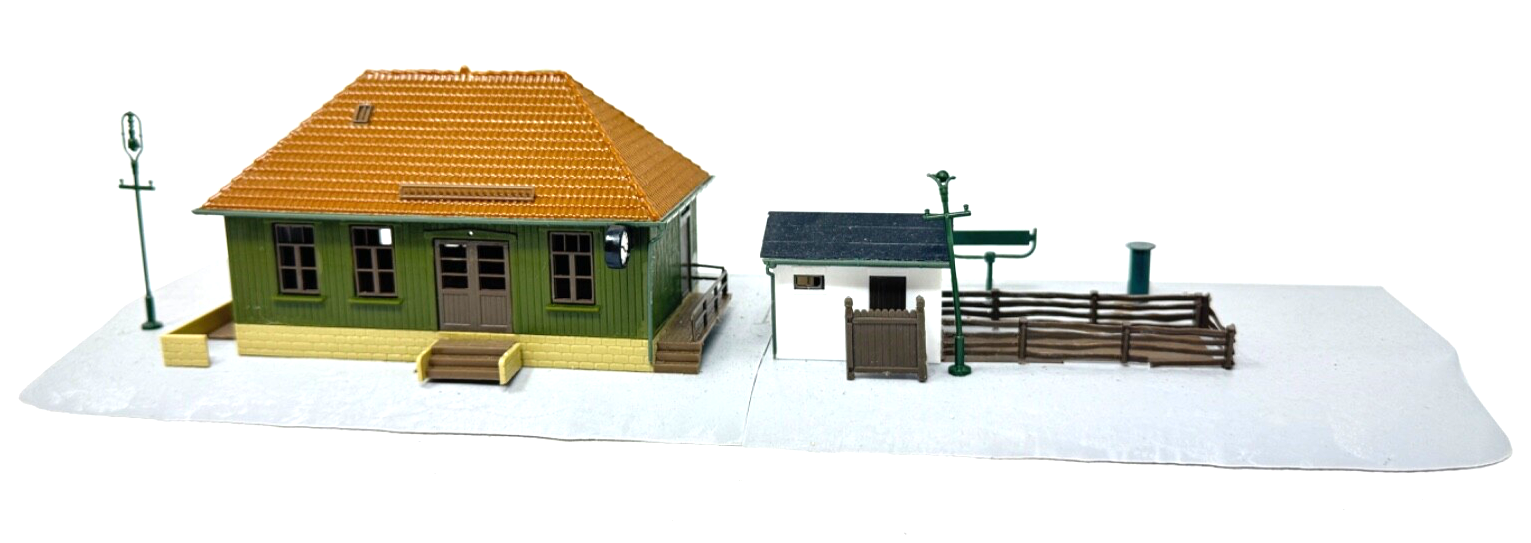 Vero H0 Bahnhof mit Toilettenhaus - H0 HO 1:87 aus Anlagenrückbau