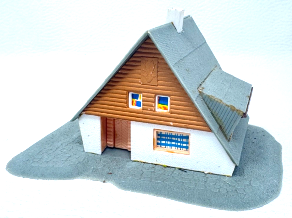 Vero N 5930/129/893 Waldhaus ca. 8,5 x 7,5 x 5,5 cm - N 1:160