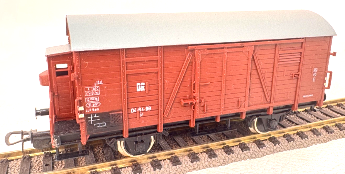 Piko H0 Gedeckter Güterwagen mi Bremserhaus 04-84-99 - DR - braun  - 1:87 H0 HO