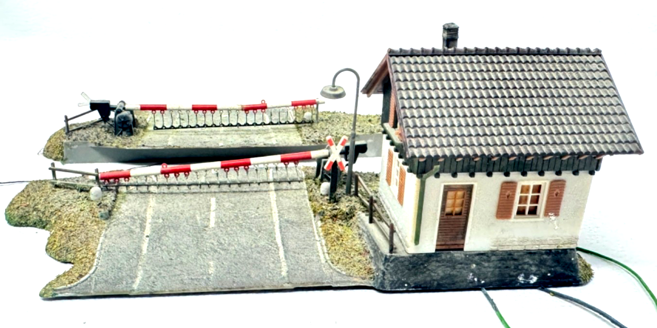 Faller H0 B-174 - Beschrankter Bahnübergang mit Wärterhäuschen - H0 HO 1:87