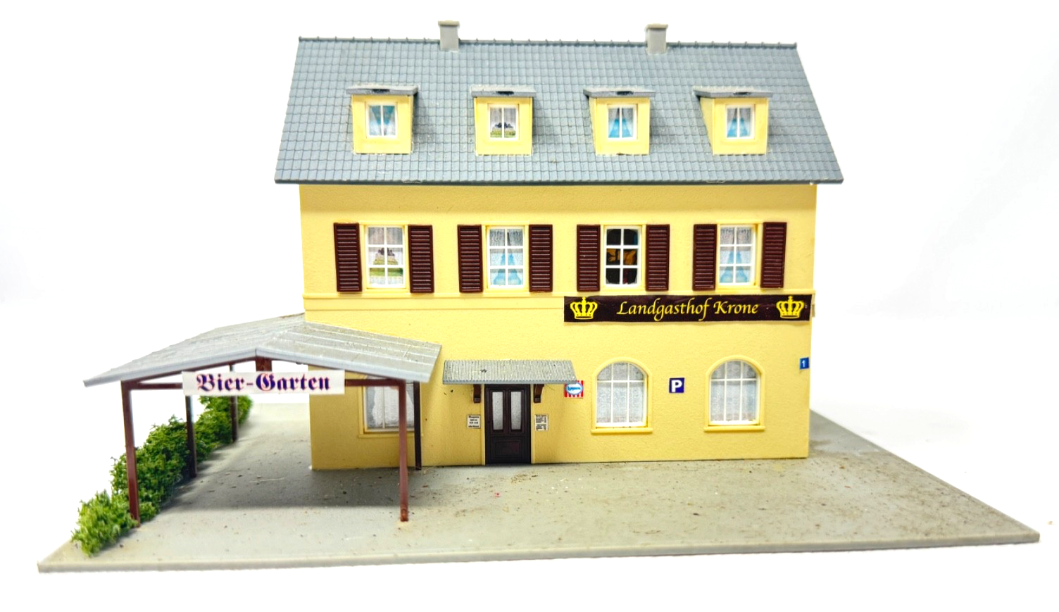 Piko H0 Landgasthof Krone ca. 19 x 16 x 12 cm mit erotischer Szene - H0 HO 1:87