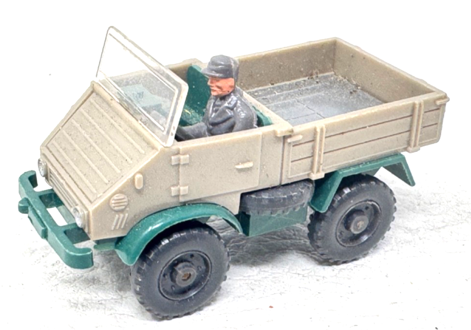 Wiking H0 37 n  Mercedes-Benz Unimog 411 Cabriolet mit Fahrer - H0 HO 1:87