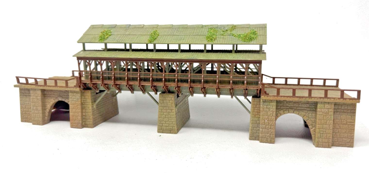 Faller H0 B-535 Überdachte Holzbrücke - fertig gebautes Modell - H0 HO 1:87