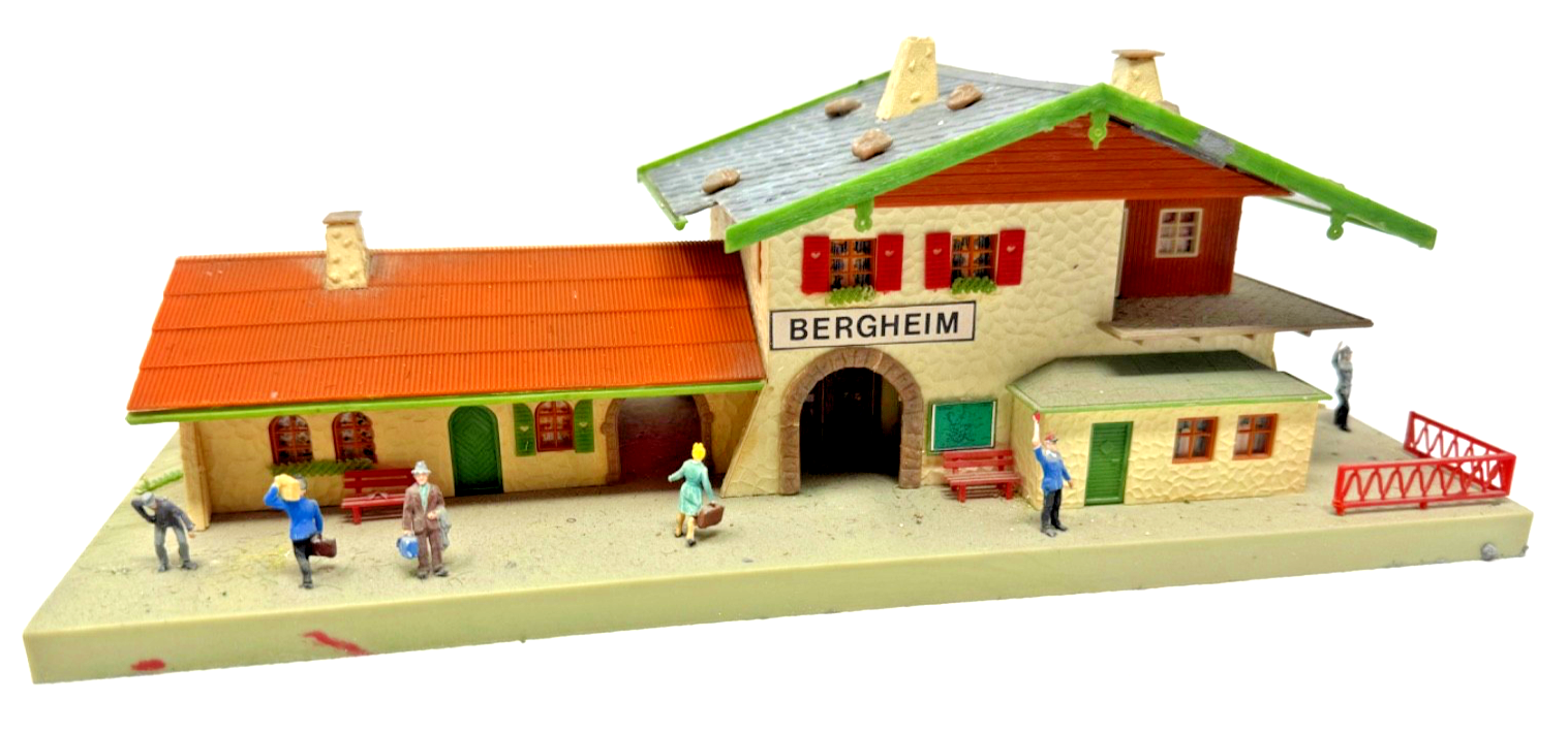 Faller H0 B-108 Bahnhof Bergbahnhof mit Fahrgästen 28 x 14 x 10 cm H0 HO 1:87 Faller H0 B-108 Bahnhof Bergbahnhof mit Fahrgästen 28 x 14 x 10 cm H0 HO 1:87