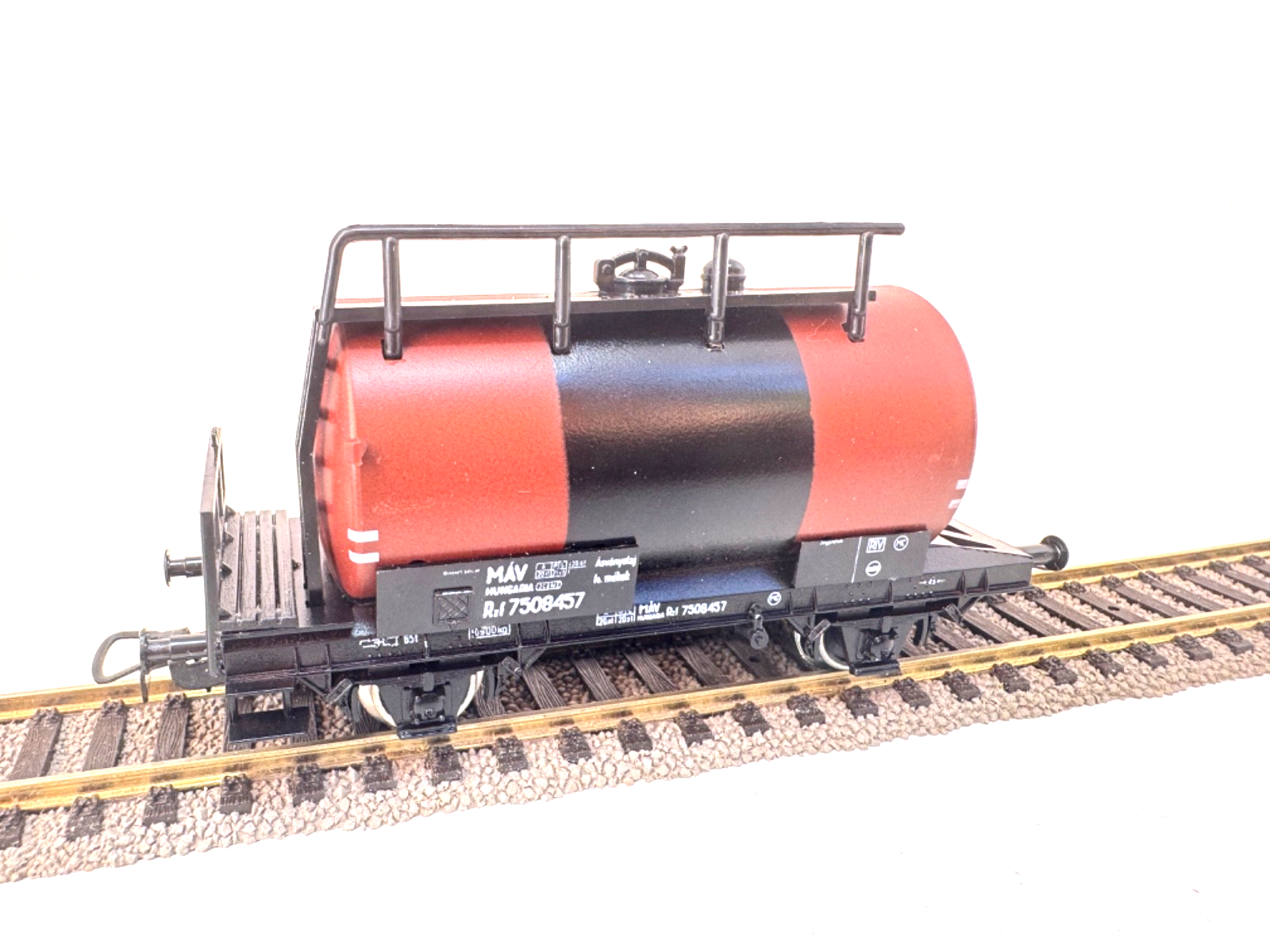 Piko Kesselwagen mit Bremserhaus - 7508457 - MAV Hungaria  braun - HO H0 1:87