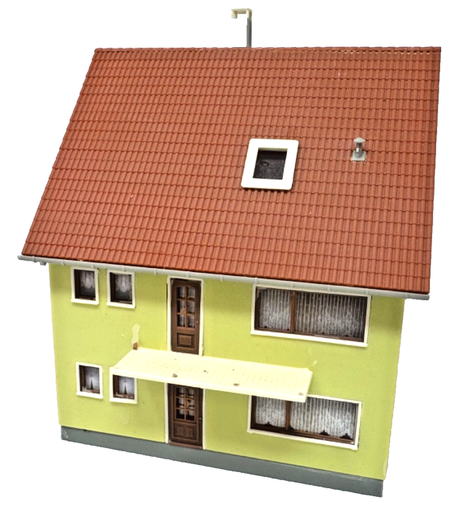 Faller H0 131277 - Zweifamilienhaus mit Balkon ca. 12 x 12 x 14,5 cm HO H0 1:87 Faller H0 131277 - Zweifamilienhaus mit Balkon ca. 12 x 12 x 14,5 cm HO H0 1:87