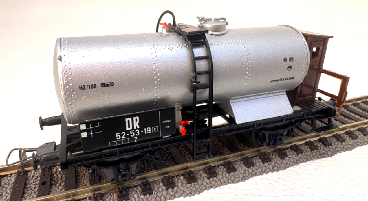 VEB Schicht 426/104 Kesselwagen mit Bremserhaus - 52-53-19 DR H2/100 HO H0 1:87 VEB Schicht 426/104 Kesselwagen mit Bremserhaus - 52-53-19 DR H2/100 HO H0 1:87