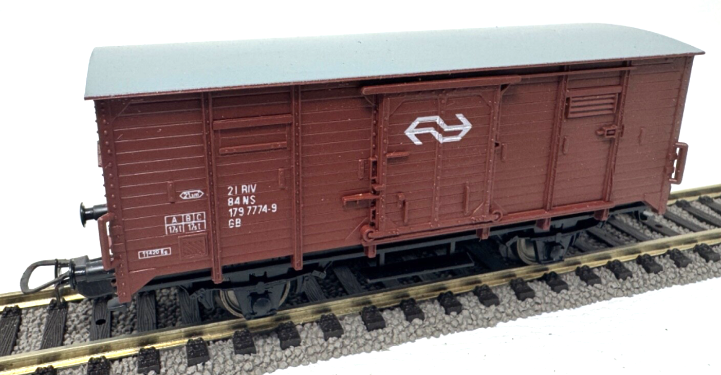 Piko Geschlossener Güterwagen - NS 179 7774-9 - GB - braun - H0 HO 1:87