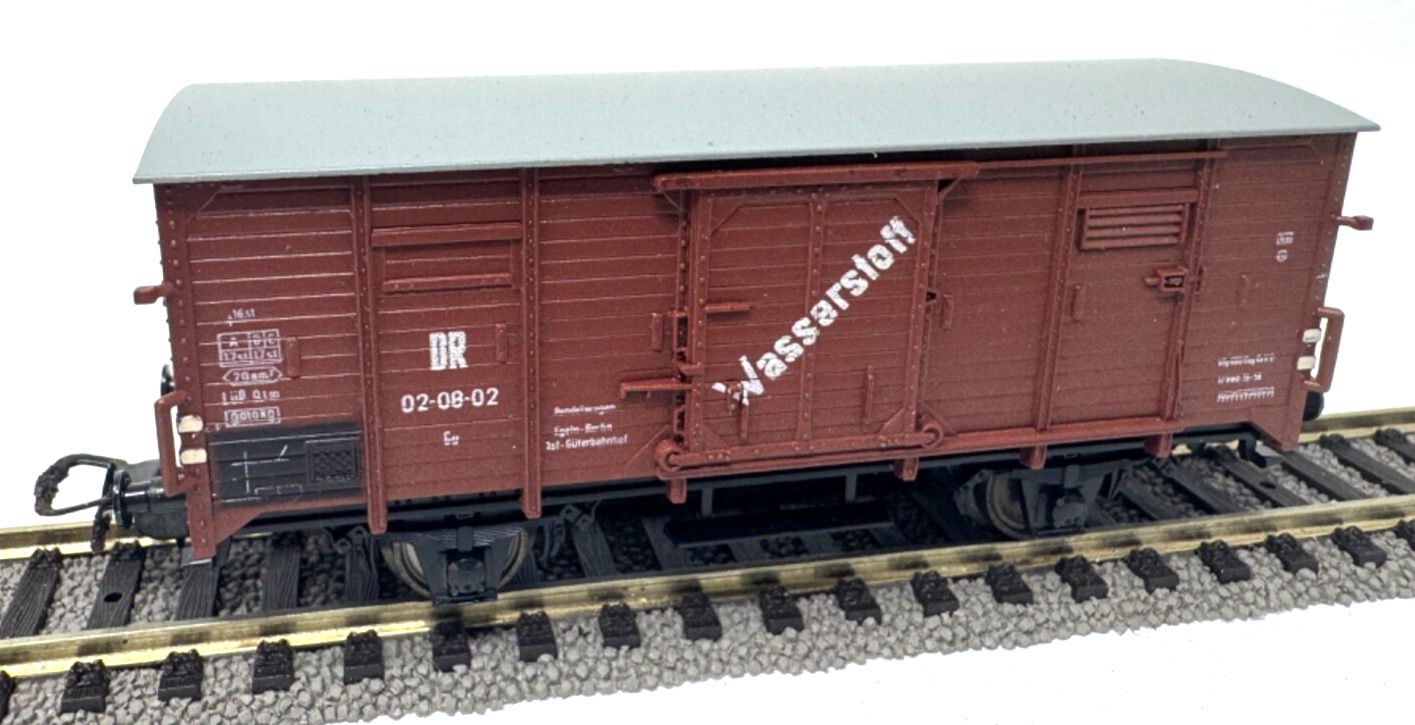 Piko Geschlossener Güterwagen - DR 02-08-02 " Wasserstoff " - braun - H0 HO 1:87