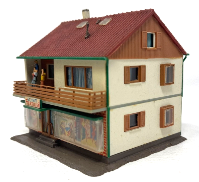 Kibri H0 613 Zweifamilienhaus mit Laden - ca. 10,4 x 9,4 x 10 cm HO H0 1:87 Kibri H0 613 Zweifamilienhaus mit Laden - ca. 10,4 x 9,4 x 10 cm HO H0 1:87