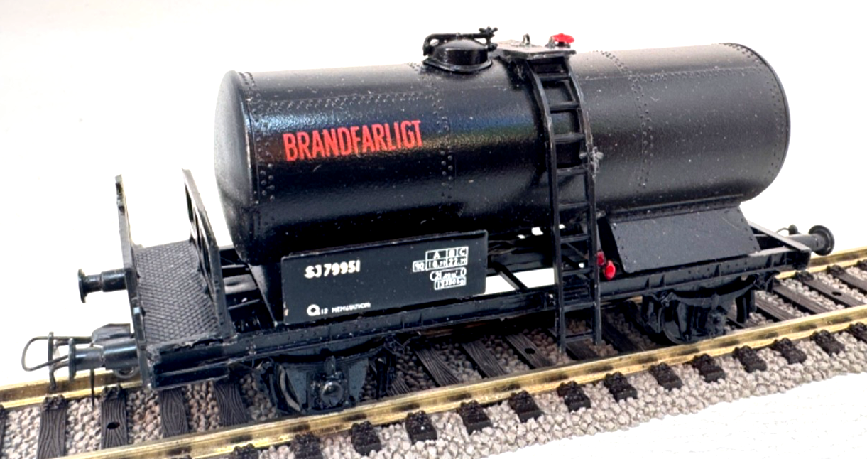 Piko H0 426/113 Kesselwagen mit Bremserstand Brandfarligt 79951 SJ - 1:87 HO H0