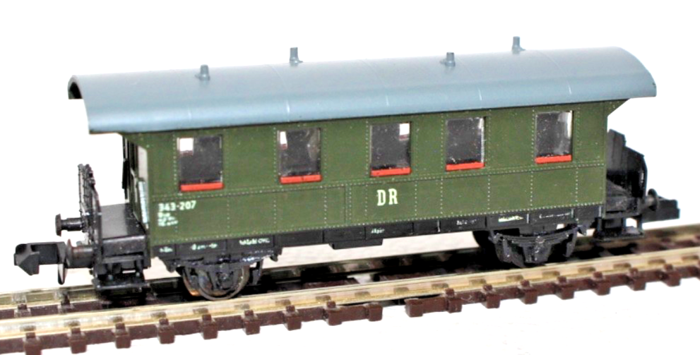 Piko N 5/4135 Personenwagen 343-207 - DR - Spur N - grün/schwarz - 1:160