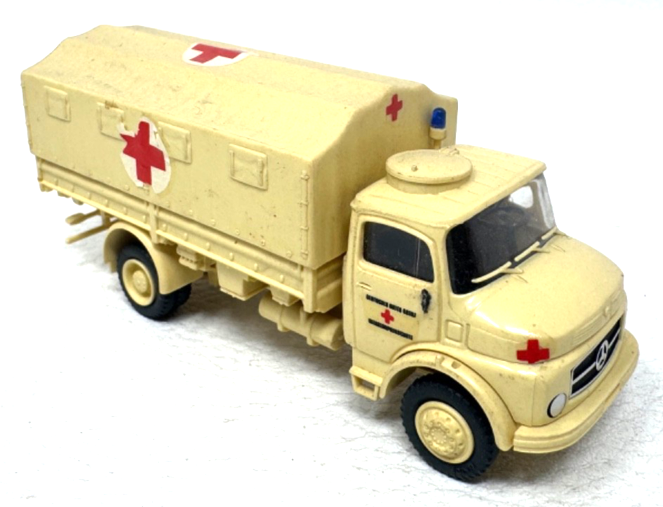 Preiser 37003 H0 Mercedes Benz LA 911 "DRK"  gebauter Bausatz H0 HO 1:87
