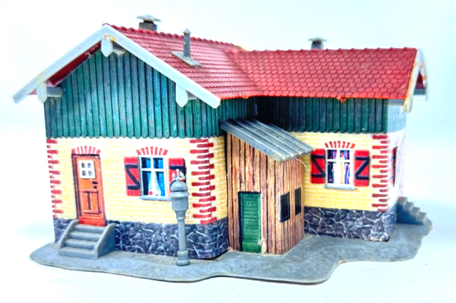 Faller 1550 Bahnwärterhäuschen Pappe/Kunststoff 12,8 x 10,5 x 8,2 cm H0 HO 1:87 Faller 1550 Bahnwärterhäuschen Pappe/Kunststoff 12,8 x 10,5 x 8,2 cm H0 HO 1:87
