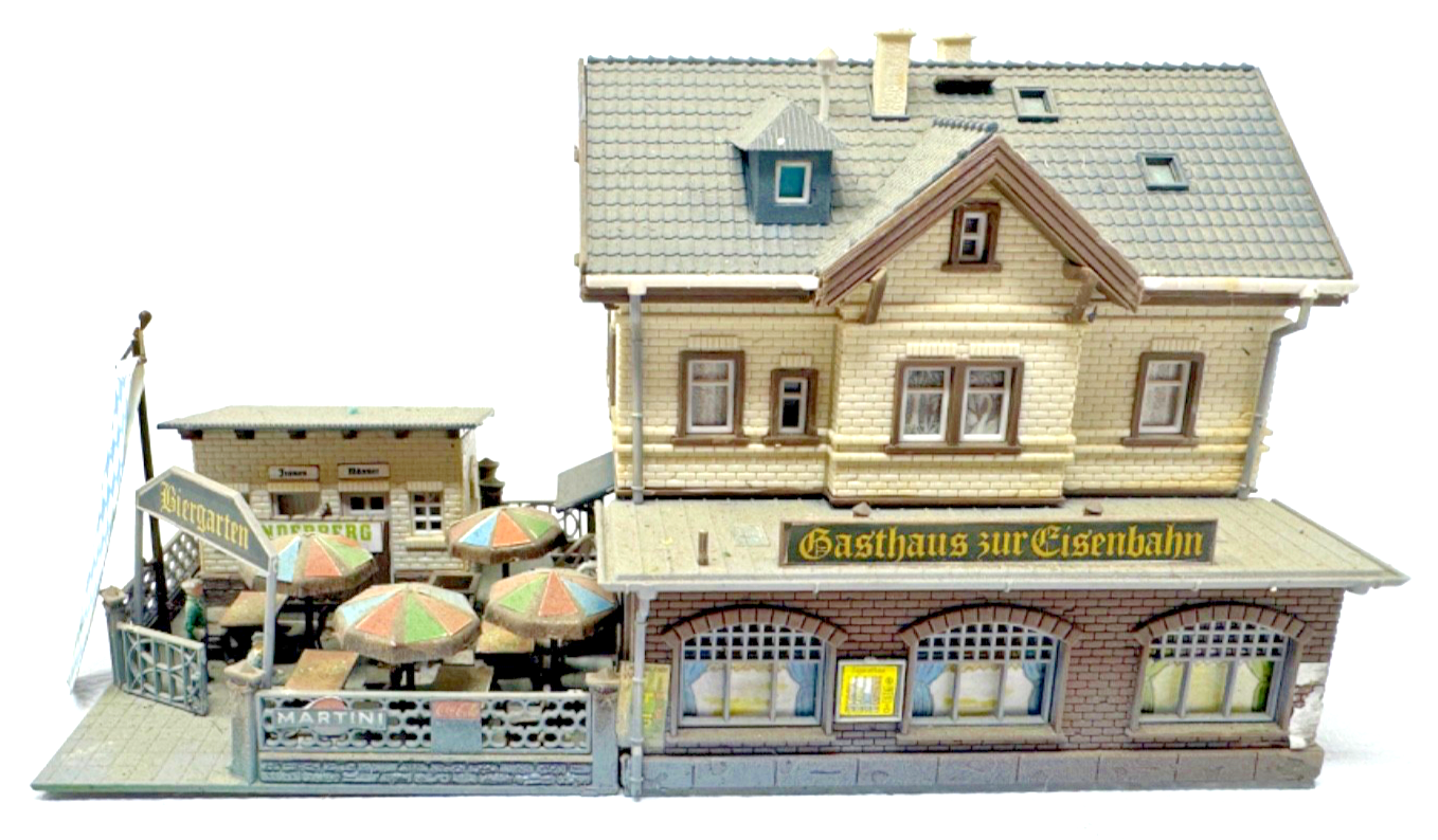 Vollmer 3663 H0 Bahnhofsgaststätte Gasthaus zur Eisenbahn Biergarten H0 HO 1:87 Vollmer 3663 H0 Bahnhofsgaststätte Gasthaus zur Eisenbahn Biergarten H0 HO 1:87